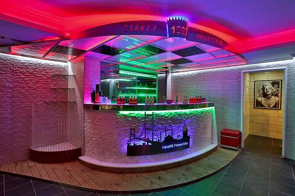 Caroline Spor Salonu Kartal, havuzlu.