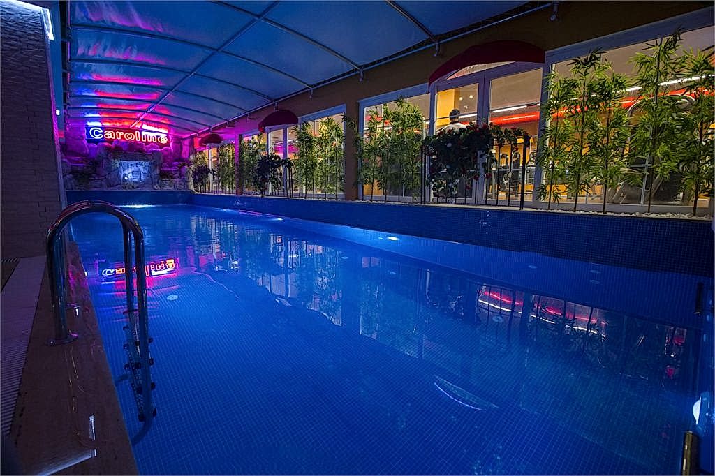 Kartal'da havuzlu Spor Salonu Caroline.